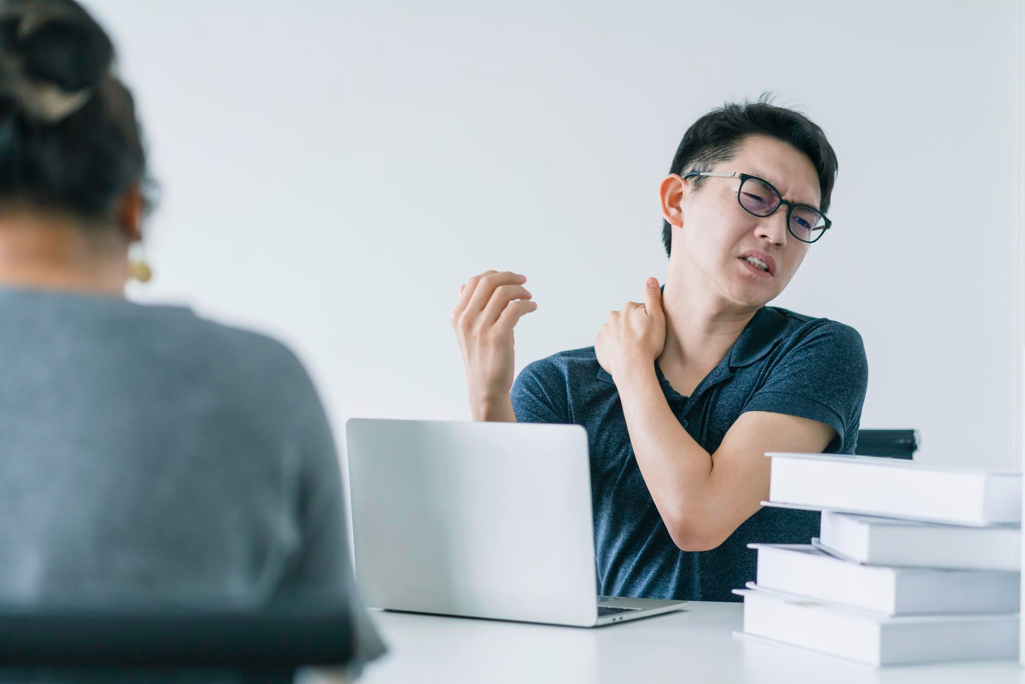 การฝังเข็มรักษา Office syndrome เป็นการลดอาการปวด ลดความเครียด ไม่มีผลข้างเคียงแบบยา