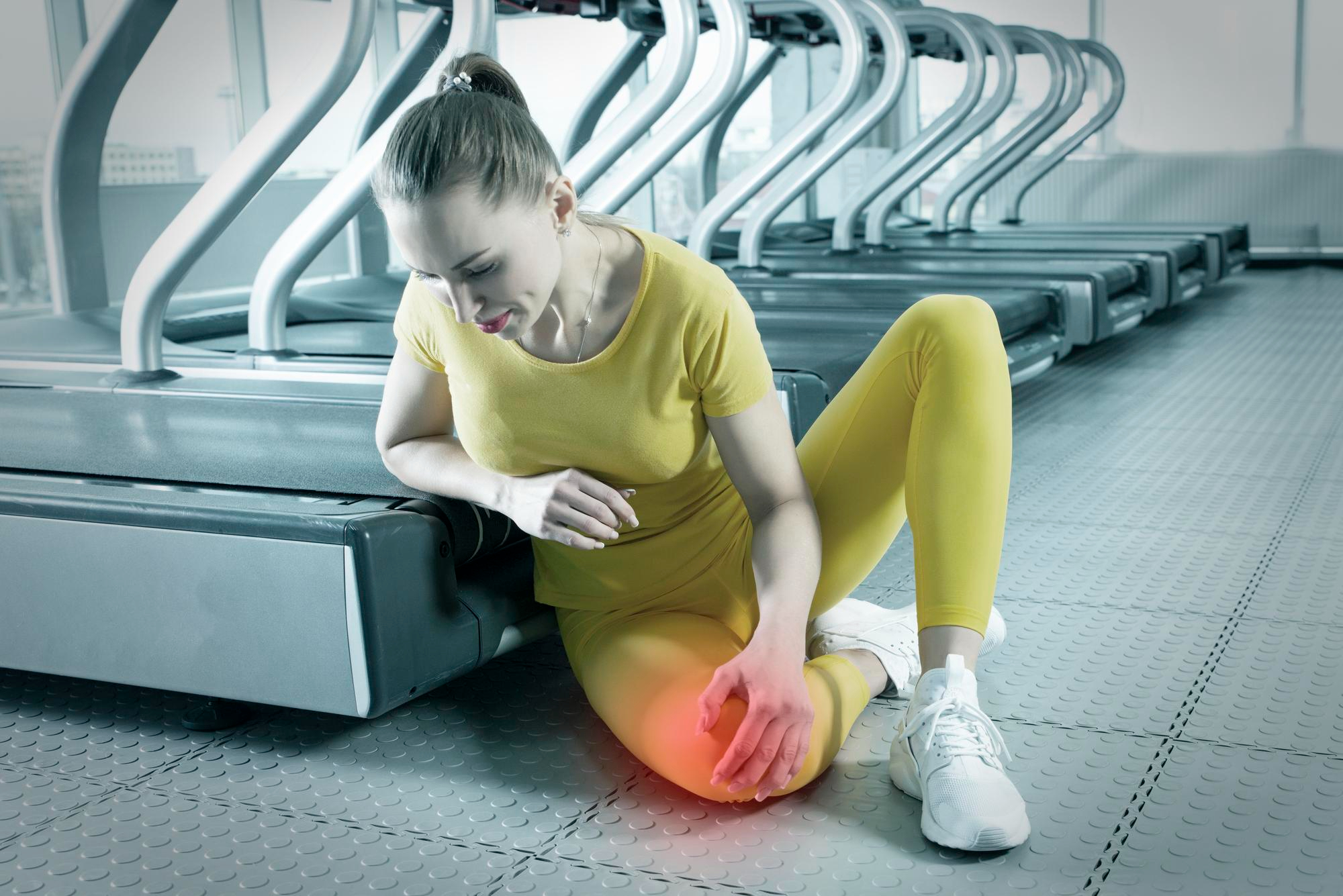 อาการบาดเจ็บที่เจอบ่อยจาก HYROX เจ็บเข่าด้านหน้า หรือ เข่านักวิ่ง (Runner’s Knee) – ตัวการจาก วิ่ง 8 กม. & Sandbag Lunges
ข้อเข่าคือส่วนที่รับกรรมหนักที่สุดในเกมนี้ เพราะคุณต้องวิ่งสะสมระยะทางถึง 8 กิโลเมตร สลับกับท่า Functional ที่ใช้ขาซ้ำ ๆ อย่างด่าน Sandbag Lunges ทำให้หัวเข่าต้องรับแรงกระแทกมหาศาล โดยเฉพาะบริเวณสะบ้าและเอ็นรอบหัวเข่า ทำให้หลายคน เริ่มมีอาการเจ็บด้านหน้าเข่า ปวดเวลาเดินขึ้นลงบันได หรือรู้สึกเข่าตึงหลังวิ่งยาว เกิดจากกล้ามเนื้อต้นขาและสะโพกทำงานไม่สมดุล รวมถึงการลงน้ำหนักซ้ำ ๆ ต่อเนื่องเป็นเวลานาน